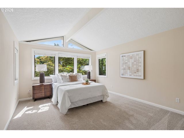 19142 SUNCREST Dr, West Linn, OR 97068