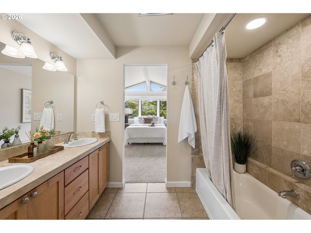 19142 SUNCREST Dr, West Linn, OR 97068