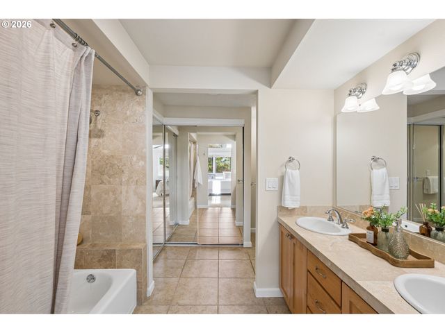 19142 SUNCREST Dr, West Linn, OR 97068