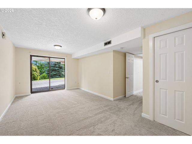 19142 SUNCREST Dr, West Linn, OR 97068