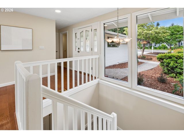 19142 SUNCREST Dr, West Linn, OR 97068
