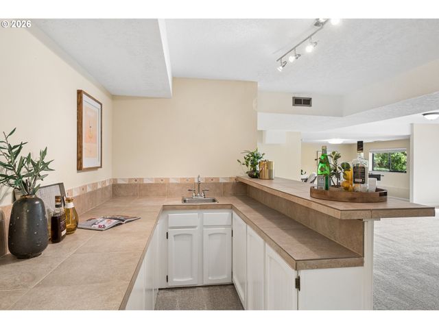 19142 SUNCREST Dr, West Linn, OR 97068