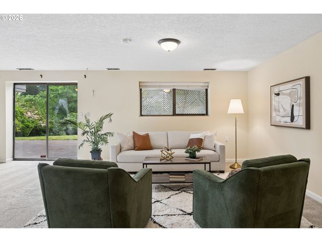 19142 SUNCREST Dr, West Linn, OR 97068