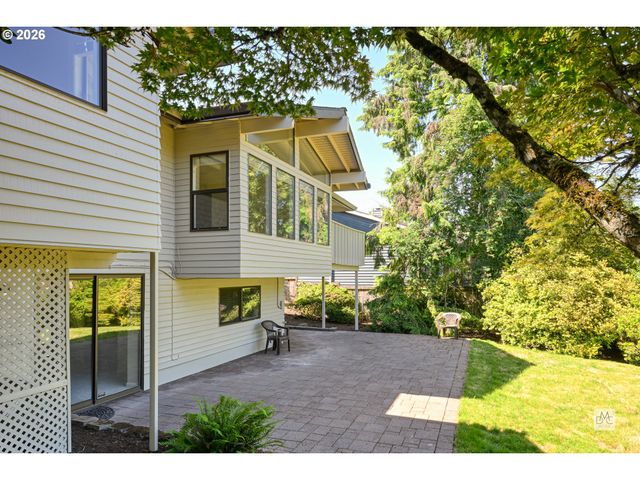 19142 SUNCREST Dr, West Linn, OR 97068