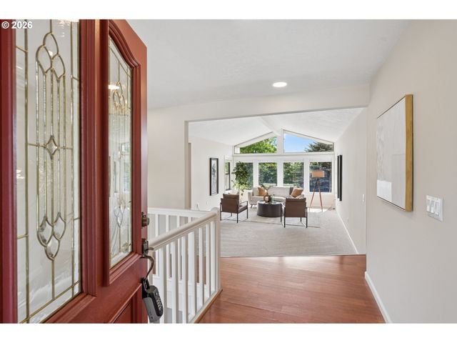 19142 SUNCREST Dr, West Linn, OR 97068