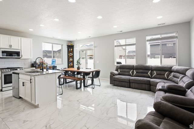 4144 W 6075 S, Roy, UT 84067