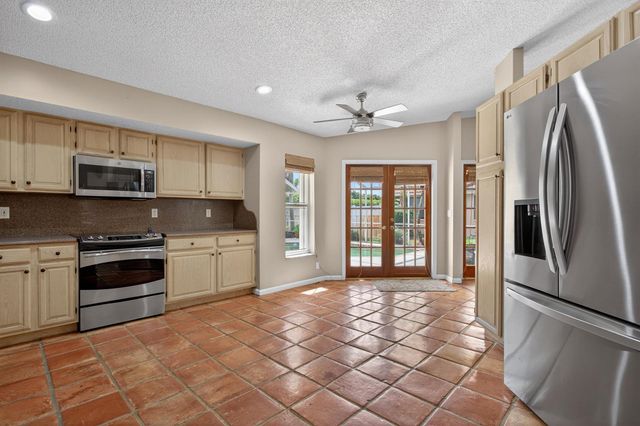 5333 N Springs Way, Coral Springs, FL 33076