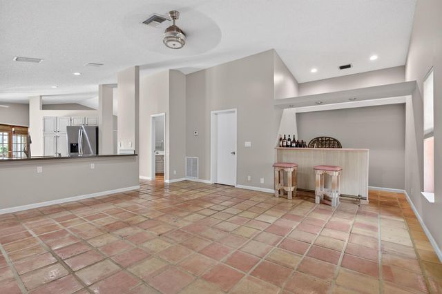 5333 N Springs Way, Coral Springs, FL 33076