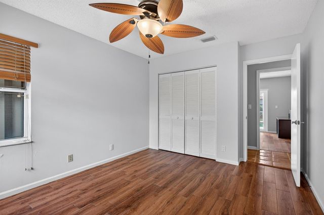 5333 N Springs Way, Coral Springs, FL 33076