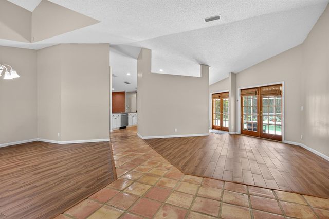 5333 N Springs Way, Coral Springs, FL 33076