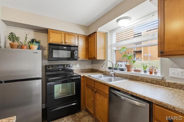 1939 Hunting Lake Court 1939, Kirkwood, MO 63122