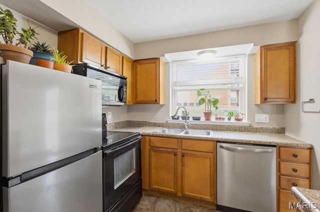 1939 Hunting Lake Court 1939, Kirkwood, MO 63122