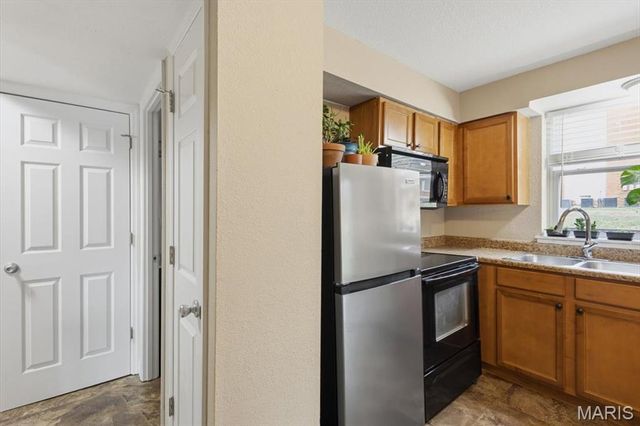 1939 Hunting Lake Court 1939, Kirkwood, MO 63122