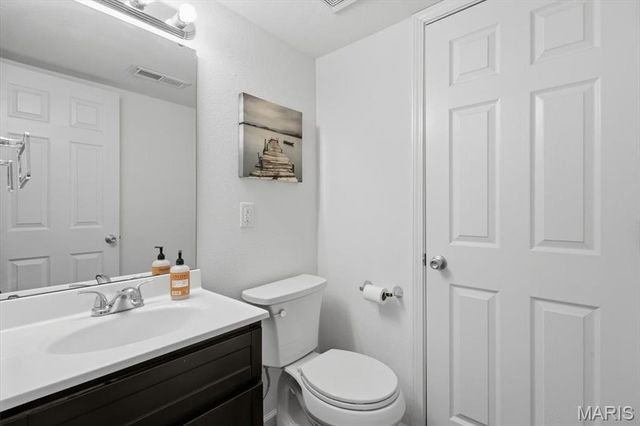 1939 Hunting Lake Court 1939, Kirkwood, MO 63122