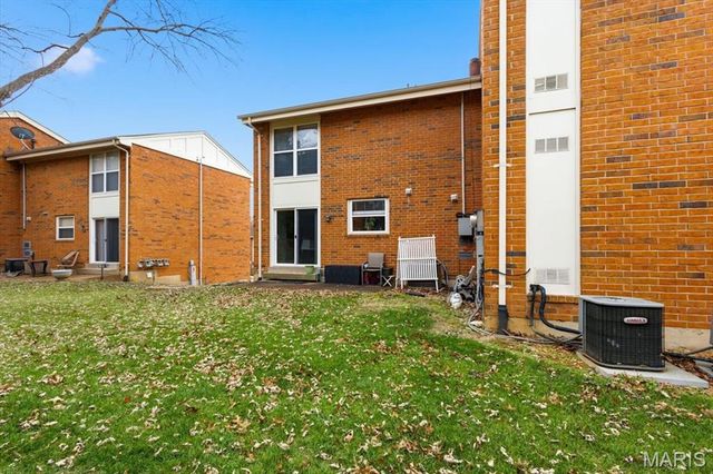 1939 Hunting Lake Court 1939, Kirkwood, MO 63122