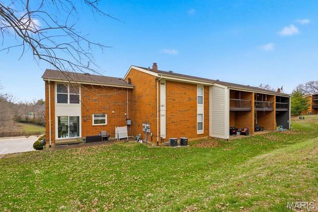 1939 Hunting Lake Court 1939, Kirkwood, MO 63122