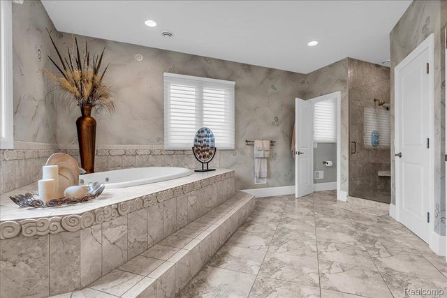 550 Kings Fairway Court, Grand Blanc, MI 48439