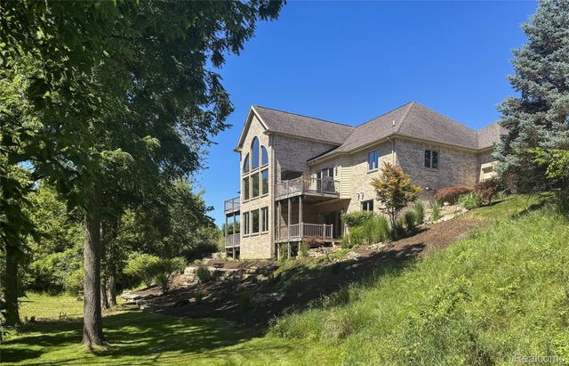 550 Kings Fairway Court, Grand Blanc, MI 48439