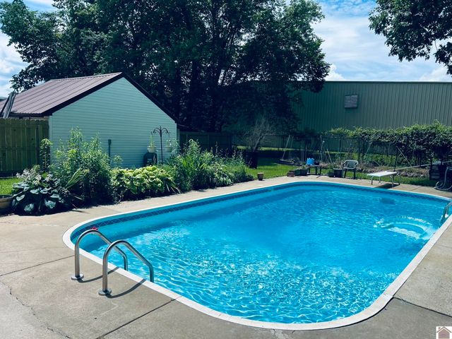 3211 Benton Rd, Paducah, KY 42003