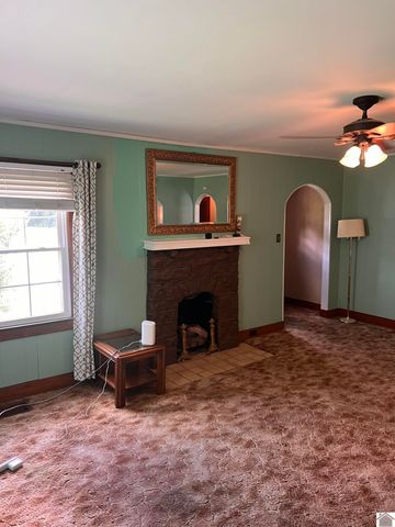 3211 Benton Rd, Paducah, KY 42003