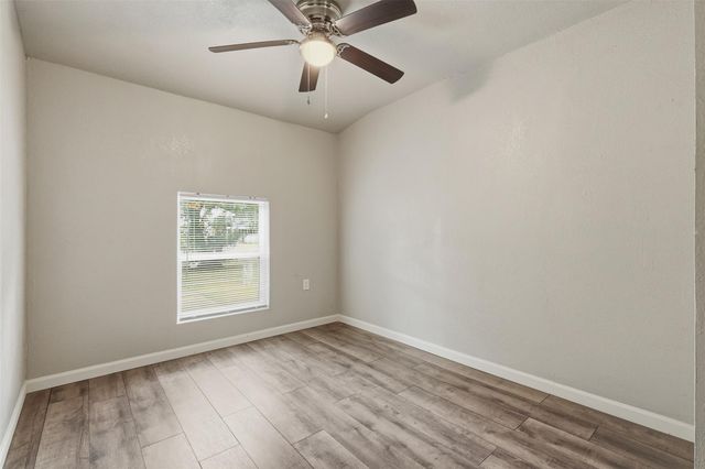 225 19th Avenue N, Texas City, TX 77590