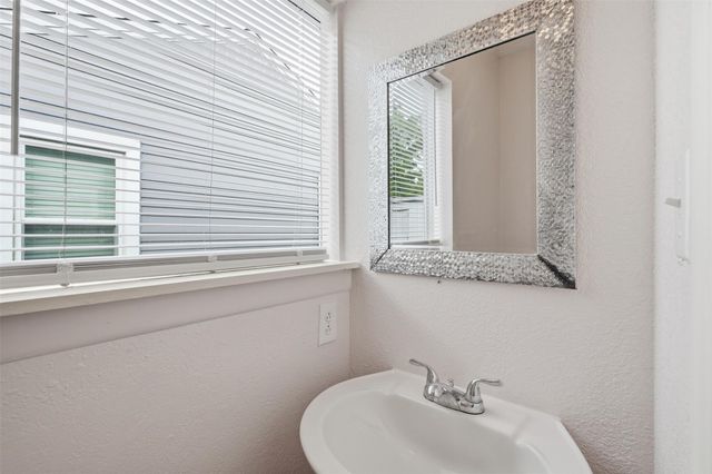 225 19th Avenue N, Texas City, TX 77590