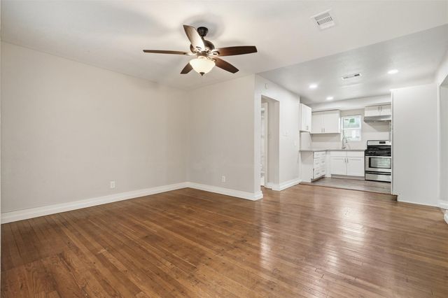 225 19th Avenue N, Texas City, TX 77590