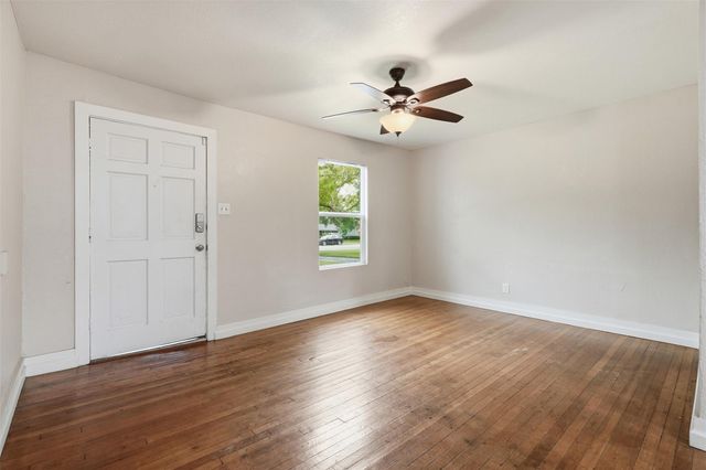 225 19th Avenue N, Texas City, TX 77590