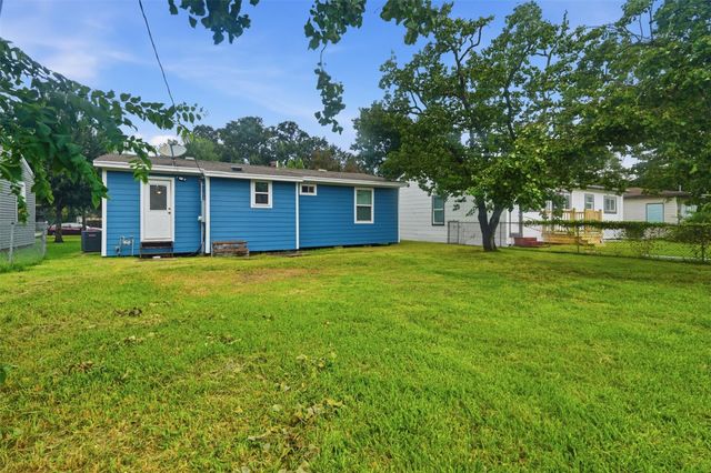 225 19th Avenue N, Texas City, TX 77590
