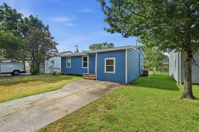 225 19th Avenue N, Texas City, TX 77590