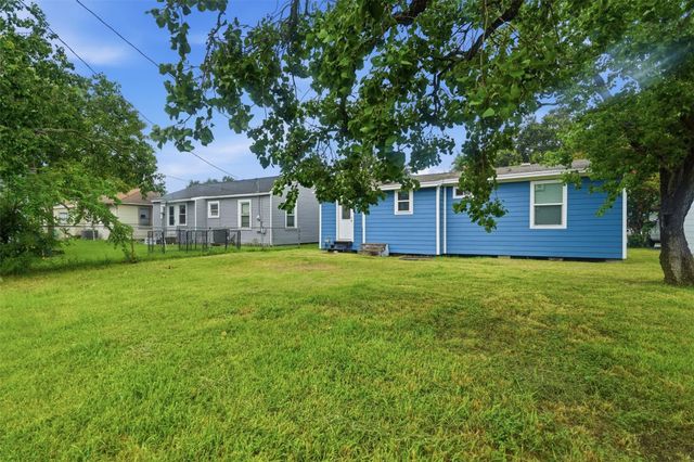 225 19th Avenue N, Texas City, TX 77590