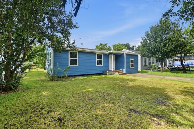 225 19th Avenue N, Texas City, TX 77590