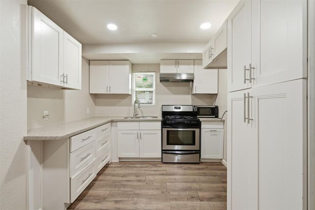 225 19th Avenue N, Texas City, TX 77590