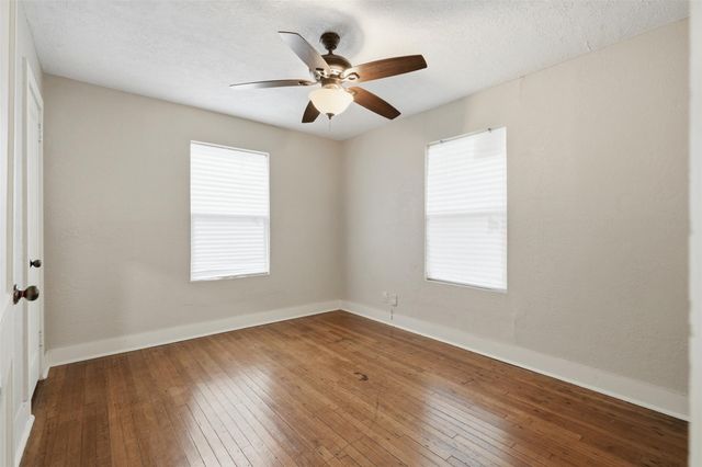 225 19th Avenue N, Texas City, TX 77590