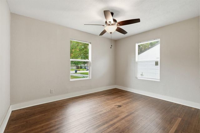 225 19th Avenue N, Texas City, TX 77590