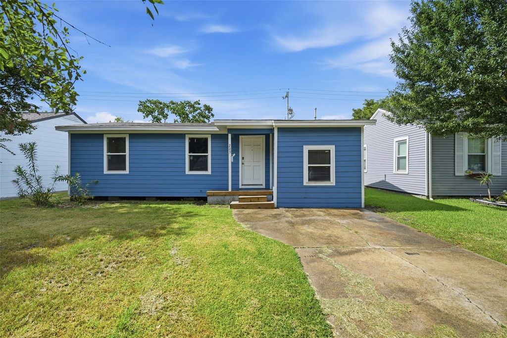 225 19th Avenue N, Texas City, TX 77590