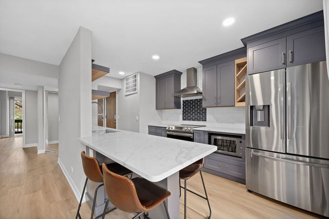 5505 Lakeside Drive 2F, Lisle, IL 60532