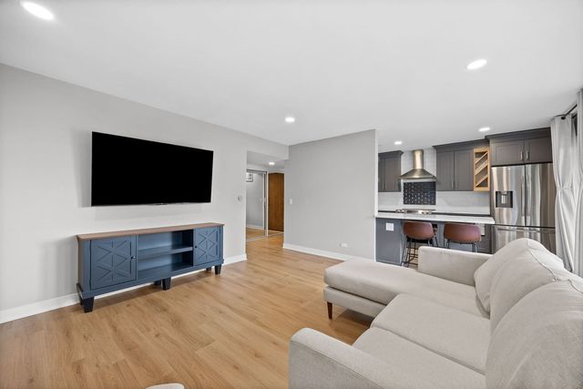 5505 Lakeside Drive 2F, Lisle, IL 60532