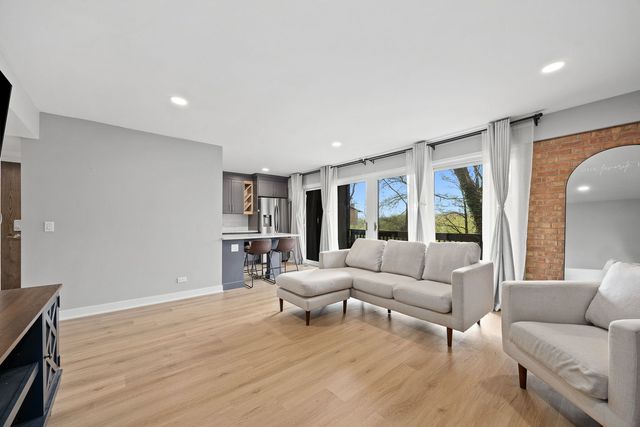 5505 Lakeside Drive 2F, Lisle, IL 60532