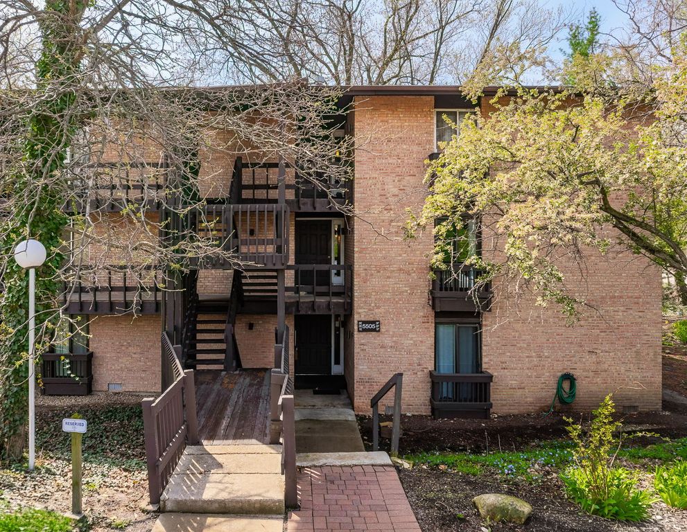 5505 Lakeside Drive 2F, Lisle, IL 60532