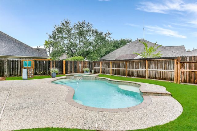 1107 Sunset Lakes Drive, Pearland, TX 77581