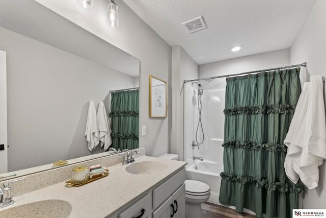 21356 H Street, Omaha, NE 68022