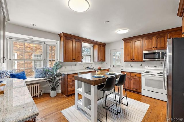 285 Mcmillan Road, Grosse Pointe Farms, MI 48236