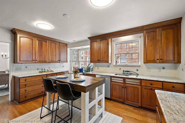 285 Mcmillan Road, Grosse Pointe Farms, MI 48236