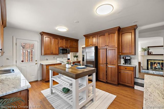 285 Mcmillan Road, Grosse Pointe Farms, MI 48236