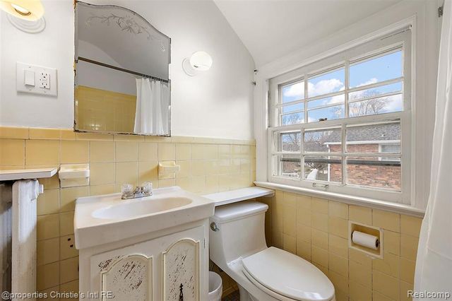 285 Mcmillan Road, Grosse Pointe Farms, MI 48236