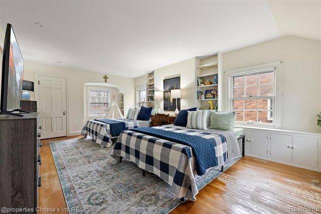 285 Mcmillan Road, Grosse Pointe Farms, MI 48236