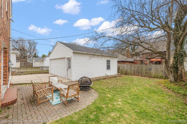 285 Mcmillan Road, Grosse Pointe Farms, MI 48236