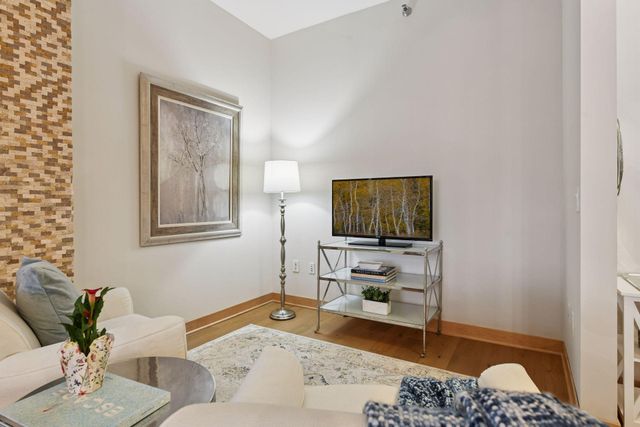 317 Groveland Avenue 712, Minneapolis, MN 55403