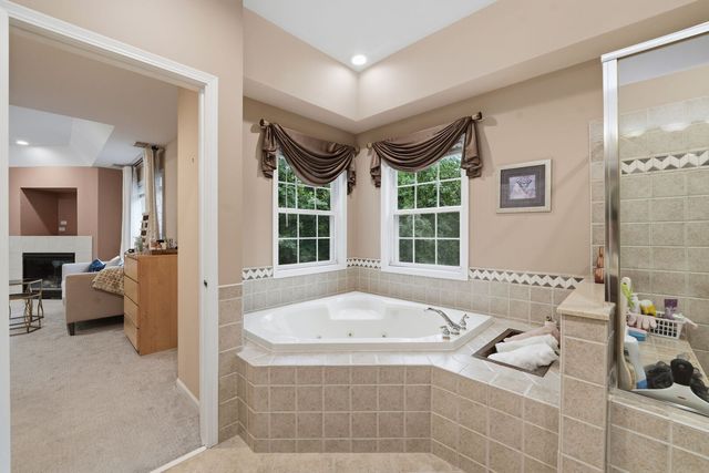 8000 Cripple Creek Drive, Long Grove, IL 60047